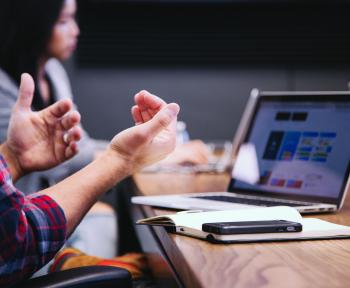 Engaging meeting around a desk in a conference room